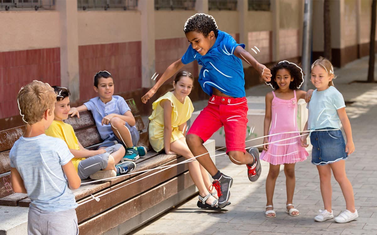 Parque Infantil De Redes De Práctica. Niño Juega En El Patio De